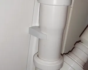 Simple bracket for 40mm PVC pipes