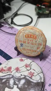 Display stand for tea cakes, decorative plates, picture frames, etc.