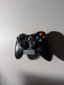 Xbox 360 floating controller stand