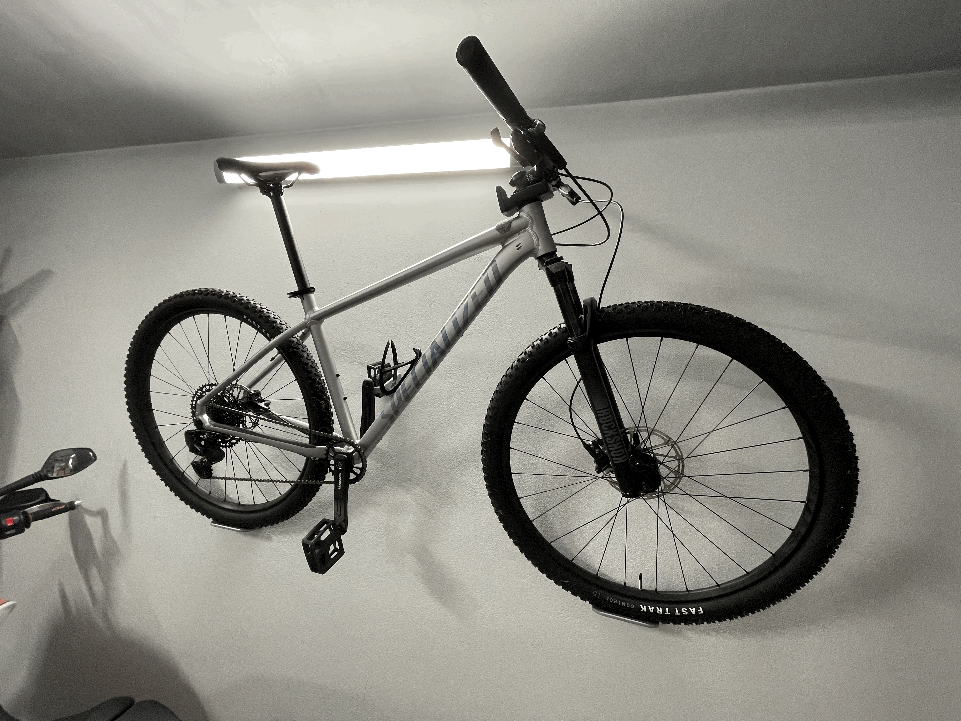 Bike wall hanger for platform/flat pedals