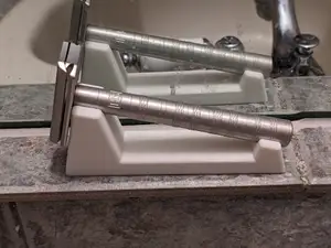 Henson Razor Stand