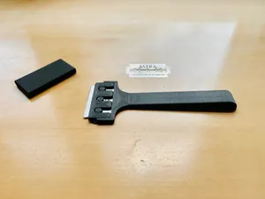 Razor blade scraper