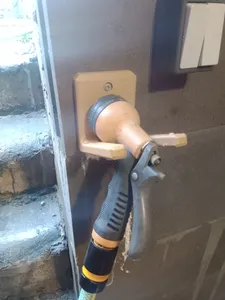 Garden spray gun holder