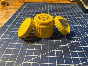 Travel salt shaker