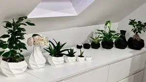 Octagonum flower pots with tealight and vase