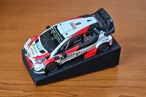 Inclined stand for 1:43 car model
