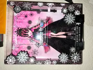 Monster High Howliday Draculaura Shelf