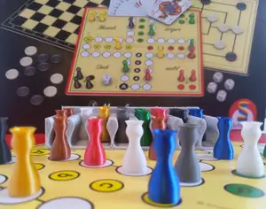 Spielefiguren und Lagerungsbox für das Brettspiel
