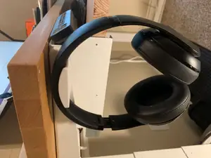 Magnetic headphone mount for standing desks