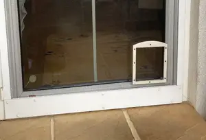 Cat door for flyscreen / Katzenklappe für Fliegengitter