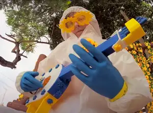 Oompa Loompa Orchestra: Sweet sounds from the plastic world - TULIPA GUITAR -