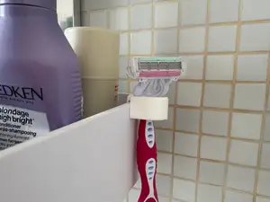 Minimal razor holder for Tiger 2-Store shower rack