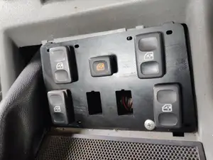 No Support Land Rover Discovery II center console switch bracket