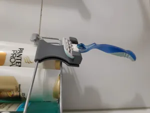 Simple Razor Holder
