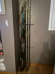 Hockey stick wall mount / Support mural de crosses de hockey