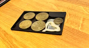 Ridge wallet coin tray