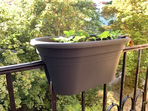 Fixation for railing flower box / Fixace pro květináč na zábradlí