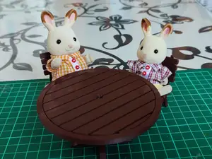 Round garden table for Sylvanian families toys.