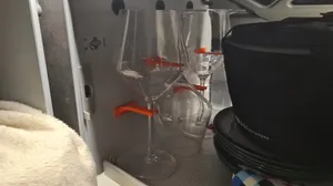 Wine/beer Glass support for vehicule