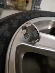 Cast wheel cap (57mm) with Toyota logo and spring replacement