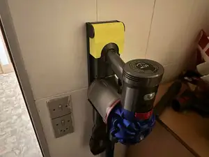 Dyson V7 mount with Makita battery adapter