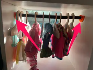 Kallax-hack: Halter für eine Kleiderschrankstange für Puppenkleidung | Holder for a wardrobe rail for doll clothes
