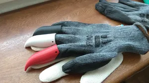 Gardening gloves with claws
