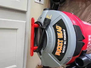 Accesories and holder for bucket head vacuum.