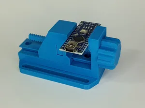 Miniature Vice 2.0 => 100% printed, no metal parts required