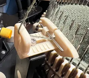 CSM yarn carrier guide with slots and guide rod