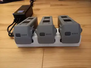 Ladebank für DJI Matrice 4 – fixiert 3x 200 W-Ladestecker für Akkus