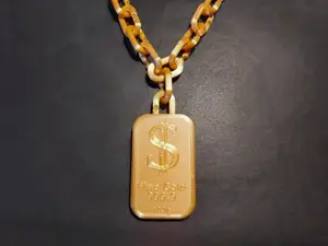 Bling-bling! Gold chain and gold bar pendant