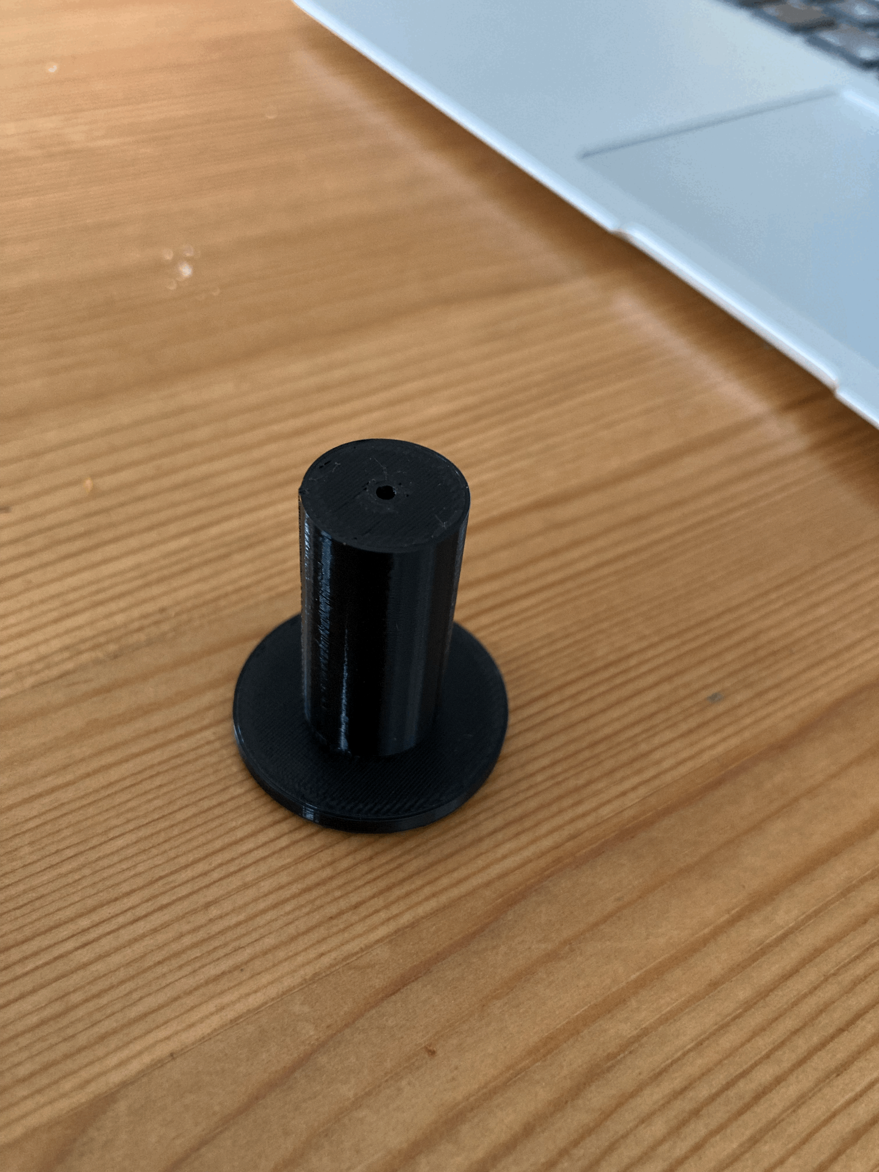 Cirrus aeroplane door carpet fastener