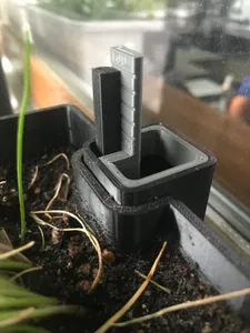 Water level indicator for self watering planter