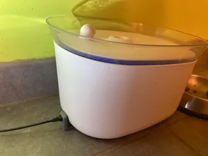 Cable support for honeyguaridan cat fountain