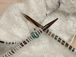 Thin knitting stitch marker (open and closed)