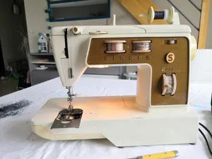 Plastic replacement gear in the Singer 786 sewing machine