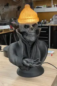 Skull lamp with cylinder hat, eyes open