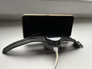 Nabíjecí stanice 2x telefon 1x Huawei Watch GT hodinky
