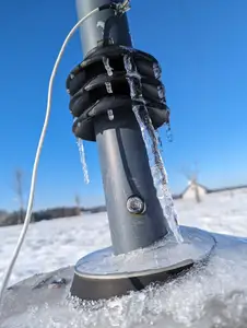 Vertical antenna insulator