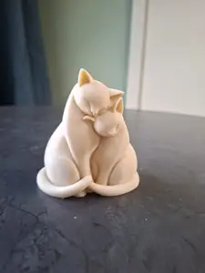 Loving Cat Duo – Cute Cuddling Cat Sculpture