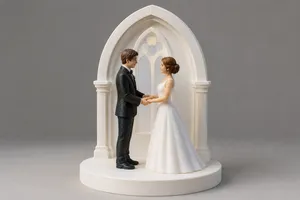 Hochzeitspaar-Figur in Architekturrahmen / Wedding couple figure in architectural frame