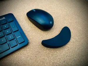 Ergonomic mouse wrist rest