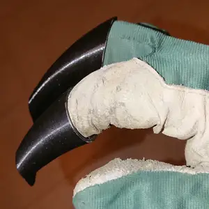 Dirt digging claws for the garden glove