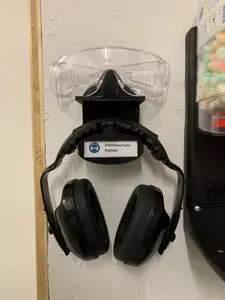 Universal holder for hearing protection and safety glasses | Universeller Halter für Gehörschutz und Schutzbrille