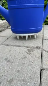 Gießkanne -> sauberer Boden im Garten
