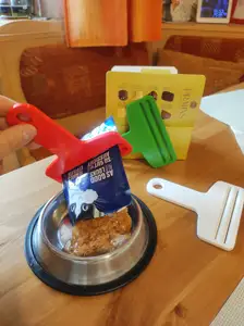 Squeezer for cat and dog food bags (STEP)