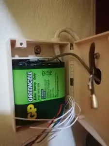 Battery box for flat 4,5 V or 4 x AA batteries (in battery box) / Krabička na plochou baterii 4,5 V nebo 4 tužkové (v boxu)