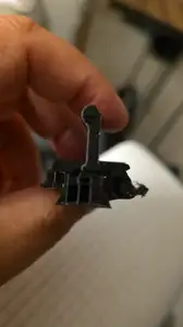 Kia Sorento (2010)Armrest latch