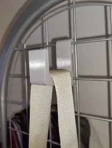 Haken für die Flurgarderobe, um eine Handtasche aufzuhängen/ Hook for the hallway coat rack to hang a handbag